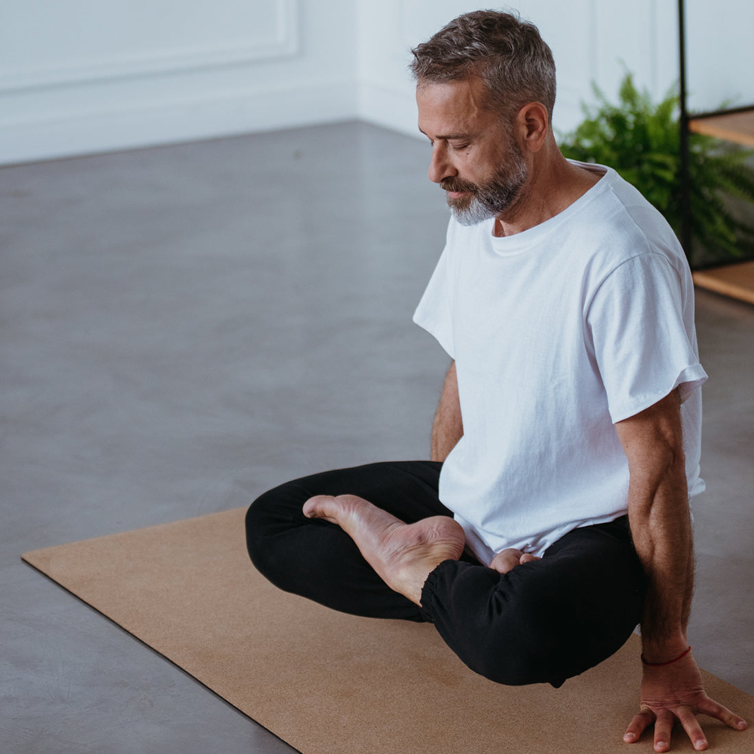 Alfombrilla de yoga de corcho nativo con diseño de Sukha Argentina, muestra una superficie texturizada y natural.