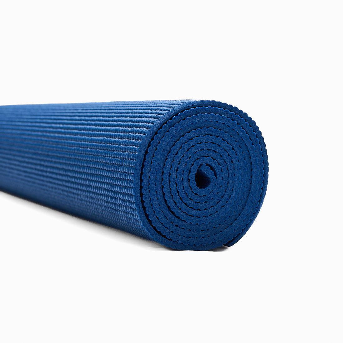 Alfombra de yoga esencial de 5mm y cinturón de 2m de Sukha Argentina sobre una mesa de trabajo.