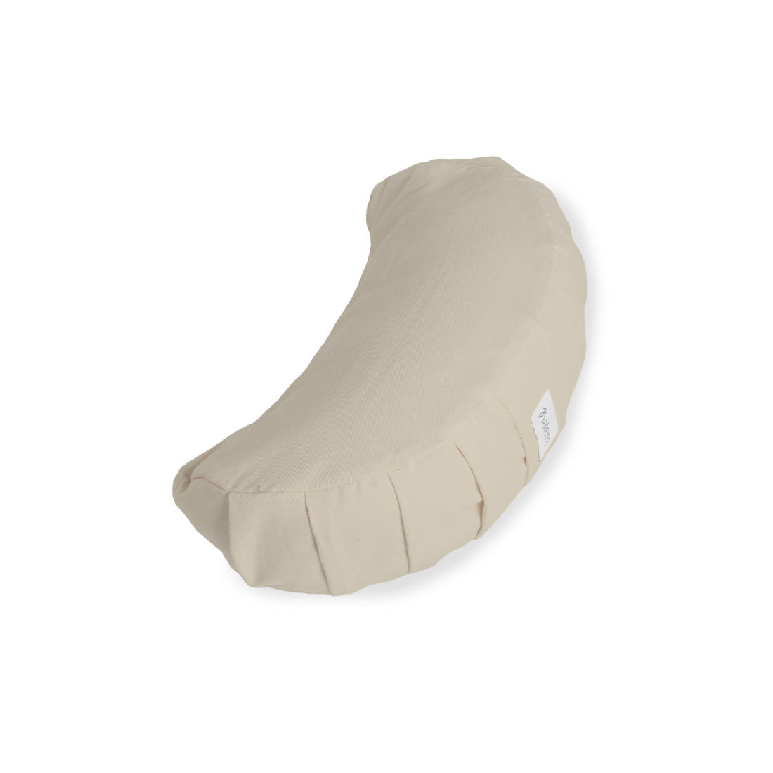 Seis zafus medialuna rellenos de estopa, productos Sukha Argentina, en una mesa de trabajo, ideales para meditación y yoga.