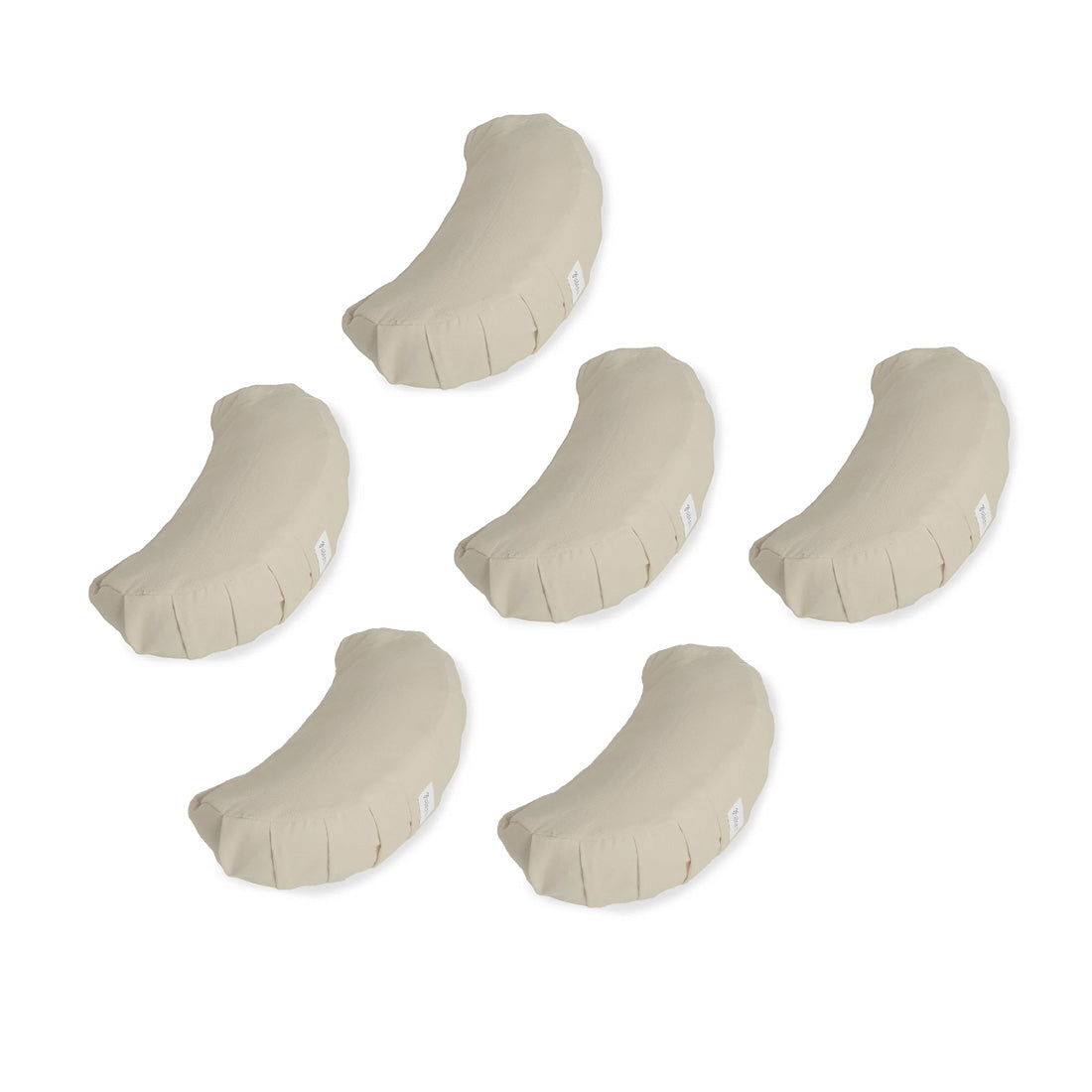 Set de 6 zafus mediales con cáscara de trigo sarraceno de Sukha Argentina en una mesa, rellenos y redondeados para meditación y yoga.