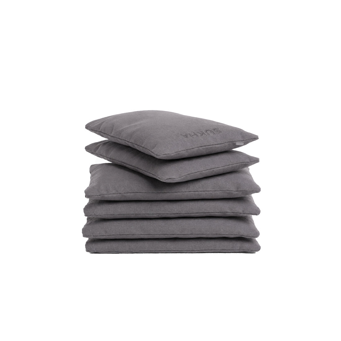 Almohadilla ocular Sukha Argentina para aliviar la tensión, en una mesa de trabajo, en color gris suave.