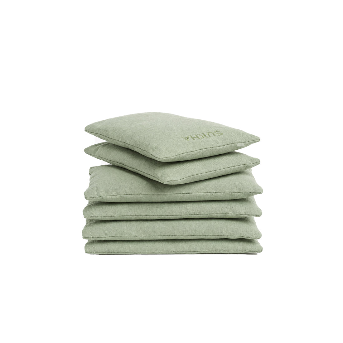 Almohadilla ocular Sukha Argentina en conjunto de seis, sobre mesa de trabajo, con diseño cómodo y suave para relajación.