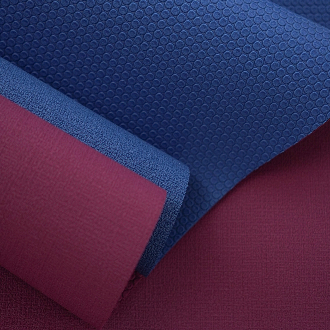 Alfombra de yoga plegable Sukha Argentina sobre mesa de trabajo, ideal para ejercicio y bienestar, en colores neutros.