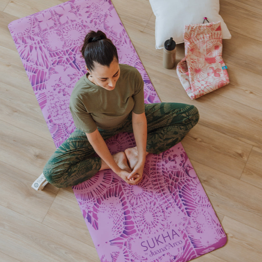Alfombrilla de yoga Superior Juana de Arco de Sukha Argentina en color verde con textura antideslizante para prácticas de yoga.