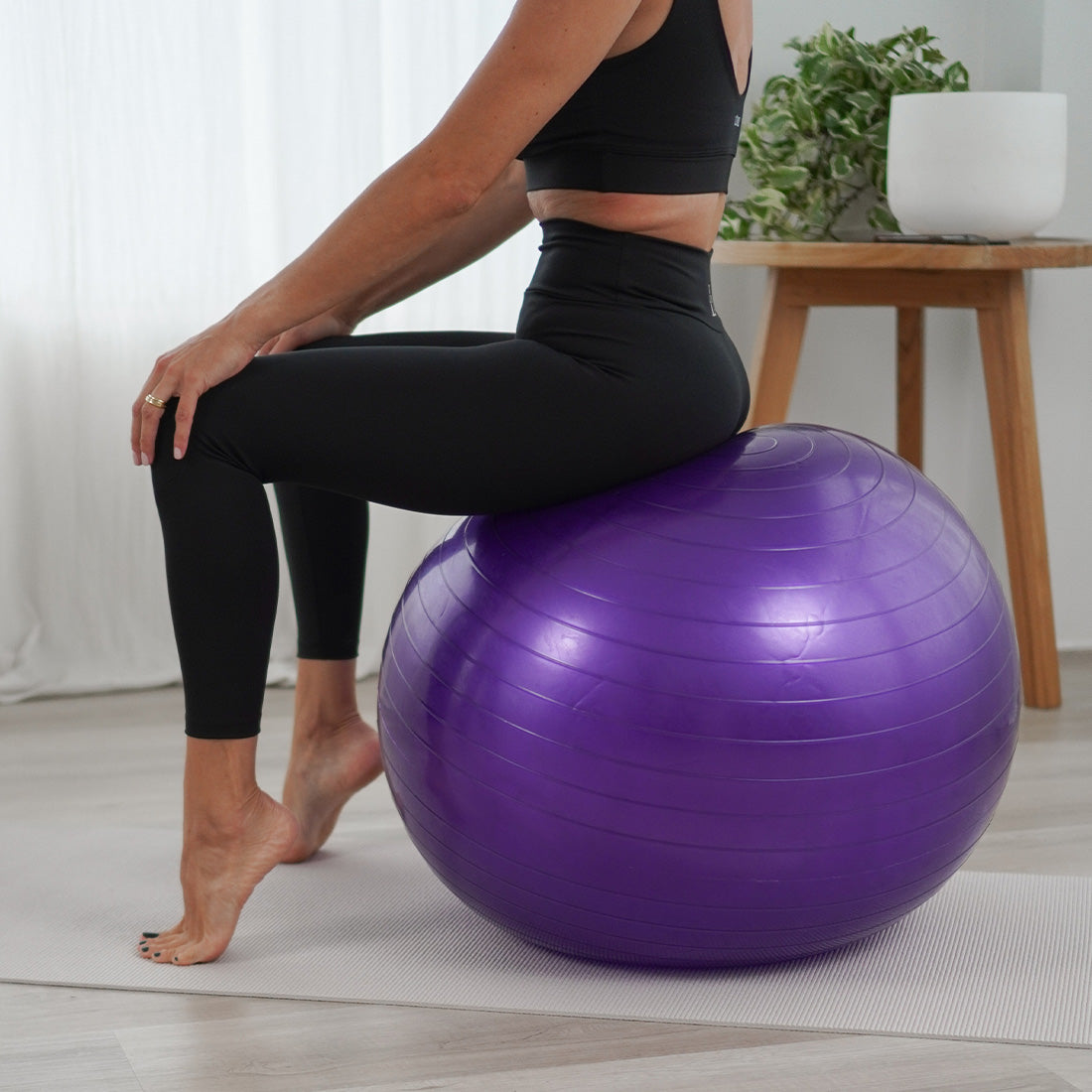 Pelota de esferodinamia Sukha Argentina sobre una mesa de trabajo, ideal para ejercicios de fisioterapia y relajación.