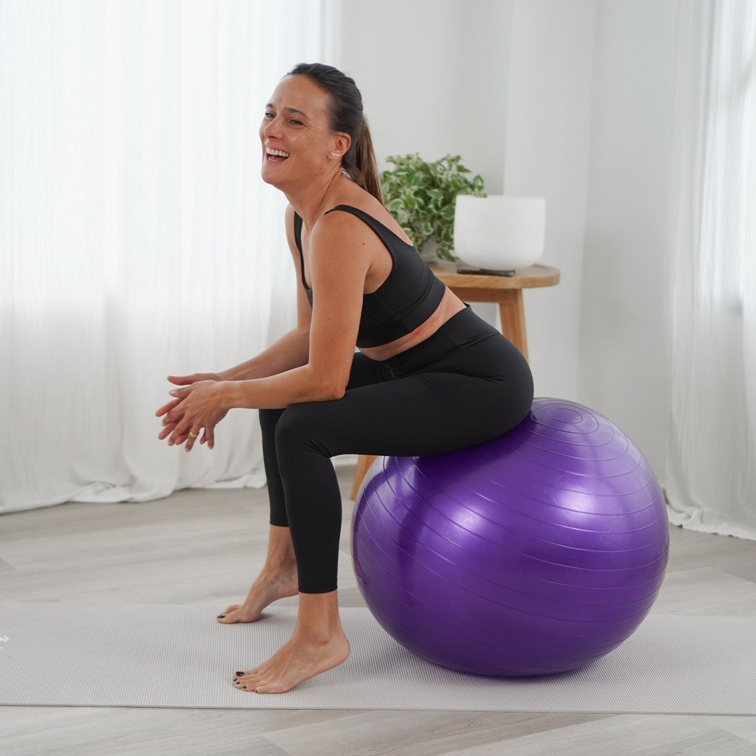 Pelota de esferodinamia Sukha Argentina sobre mesa de trabajo, utilizada para ejercicio y terapia física.