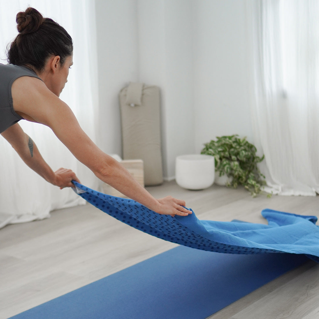 Toalla de yoga antideslizante Sukha Argentina sobre una mesa de trabajo, perfecta para ejercicios y prácticas de yoga.