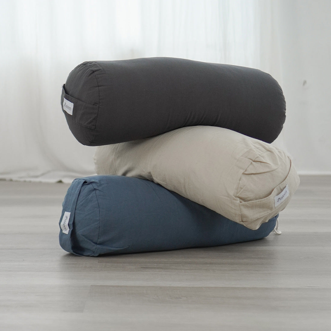 Almohadón redondo de Sukha Argentina con relleno de cáscara de trigo sarraceno, ideal para descanso y soporte lumbar.