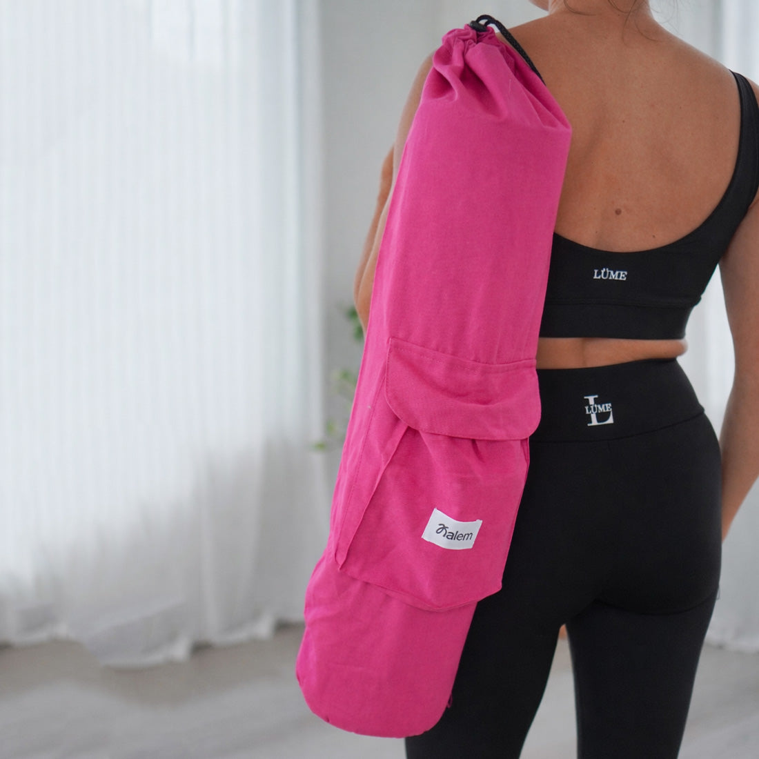 Bolso porta colchoneta Sukha Argentina de gabardina con correa ajustable, diseñado para transportar colchonetas de forma cómoda.