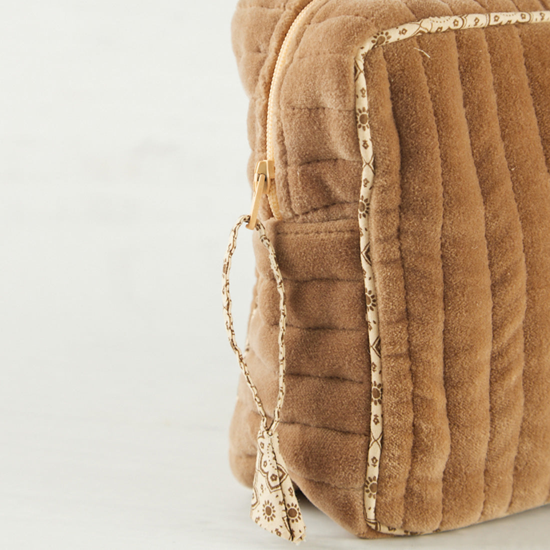 Neceser de terciopelo Velvet Surya de Sukha Argentina, con cierre y detalles elegantes, ideal para accesorios y artículos personales.