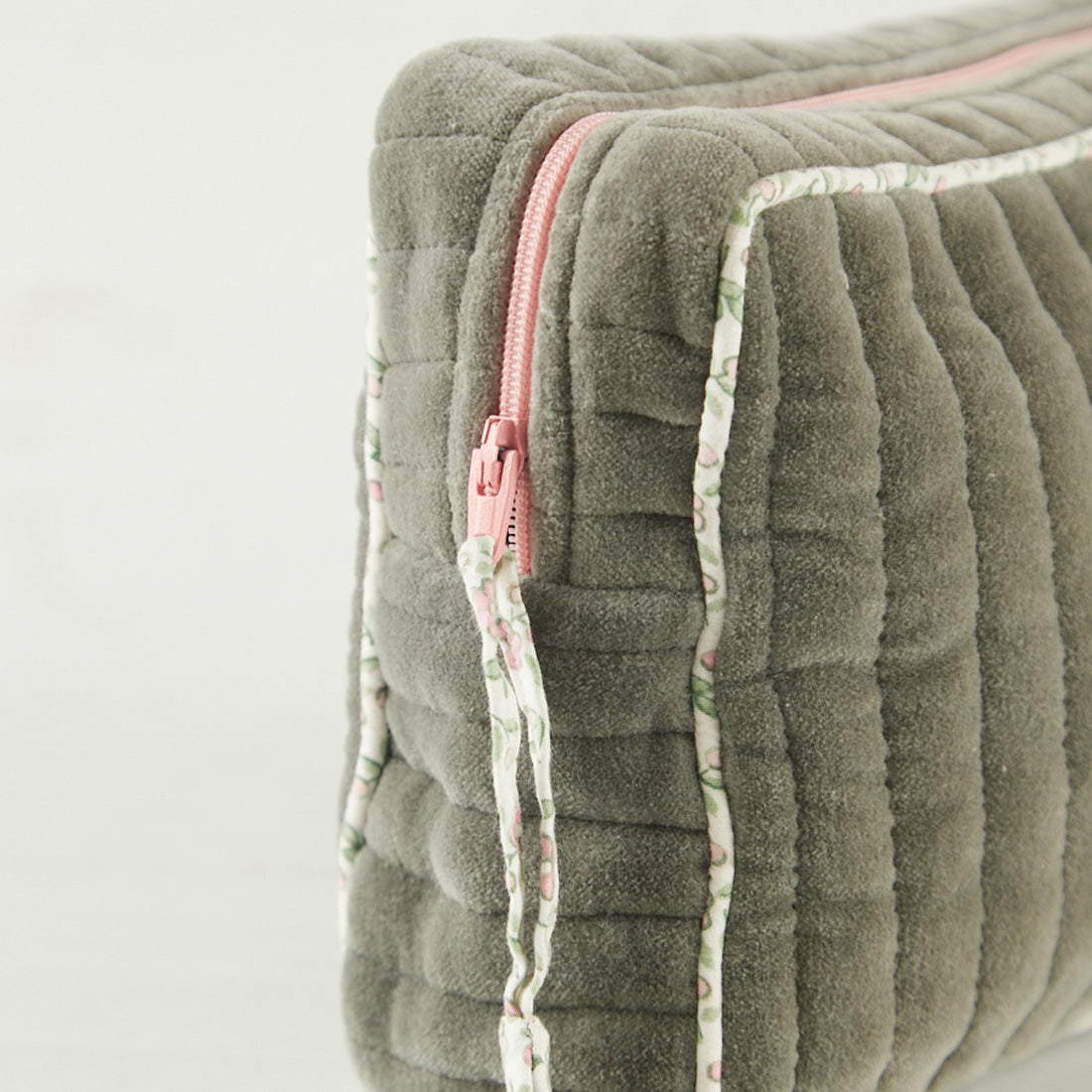 Neceser de velvet Velvet Surya de Sukha Argentina, con cierre y detalles suaves, ideal para accesorios y cosméticos.