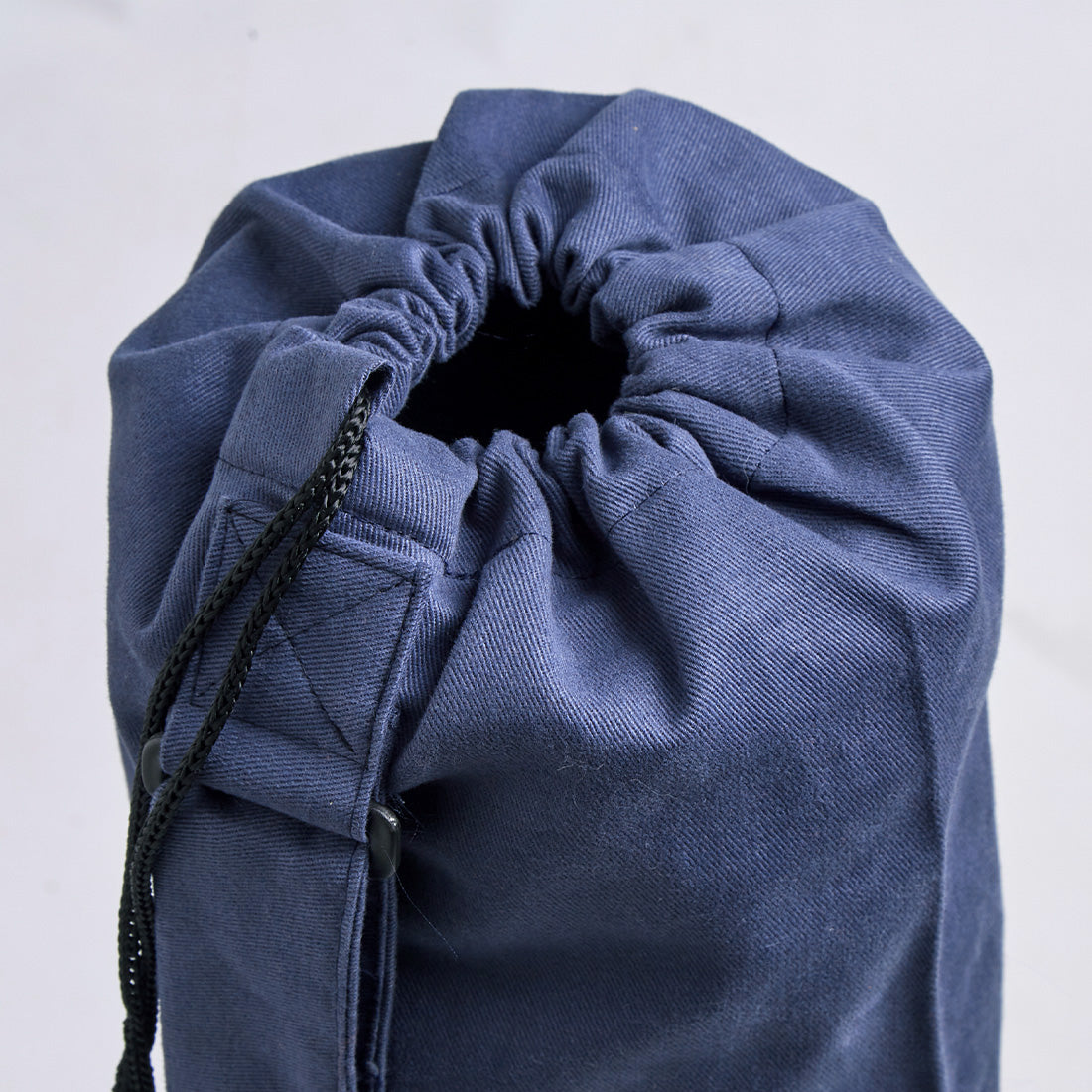 Porta notas azul de algodón Sukha Argentina con mat ultra, ideal para organización y estilo en escritorio o estudio.