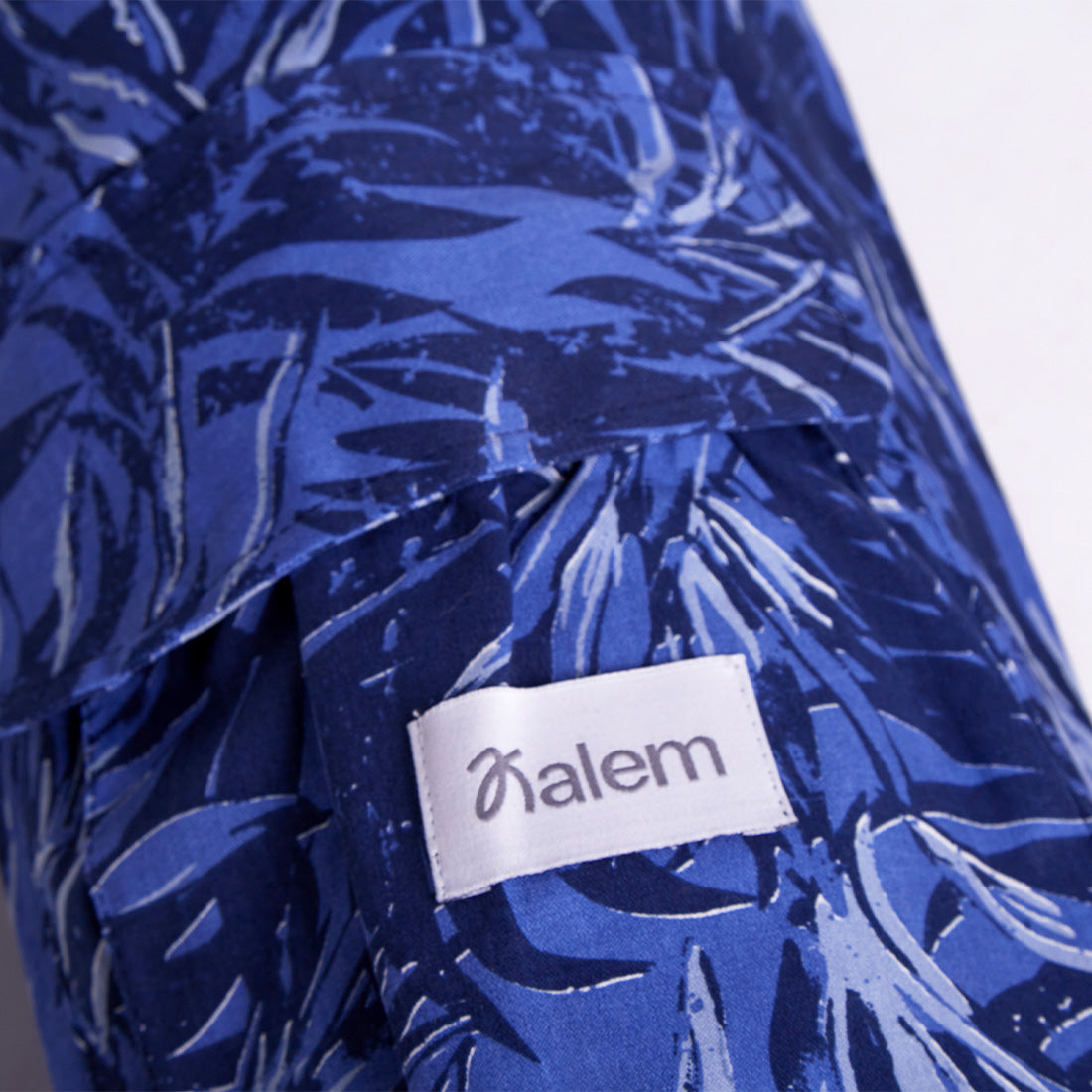 Bolso portamartingala de gabardina con correa ajustable y estampado azul, de la marca Sukha Argentina.