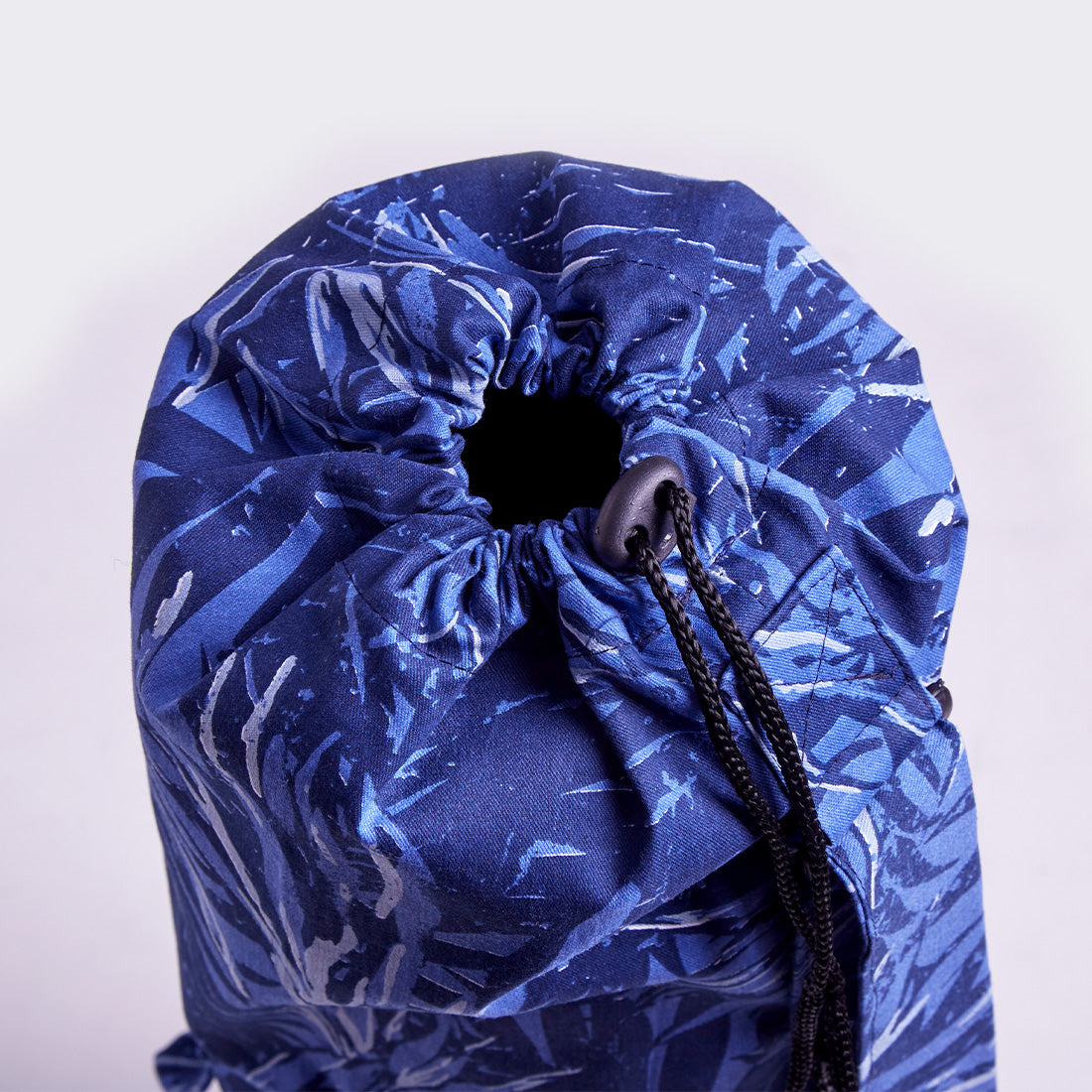 Portamapám de gabardina estampado azul con correa ajustable de Sukha Argentina, diseño compacto y elegante.
