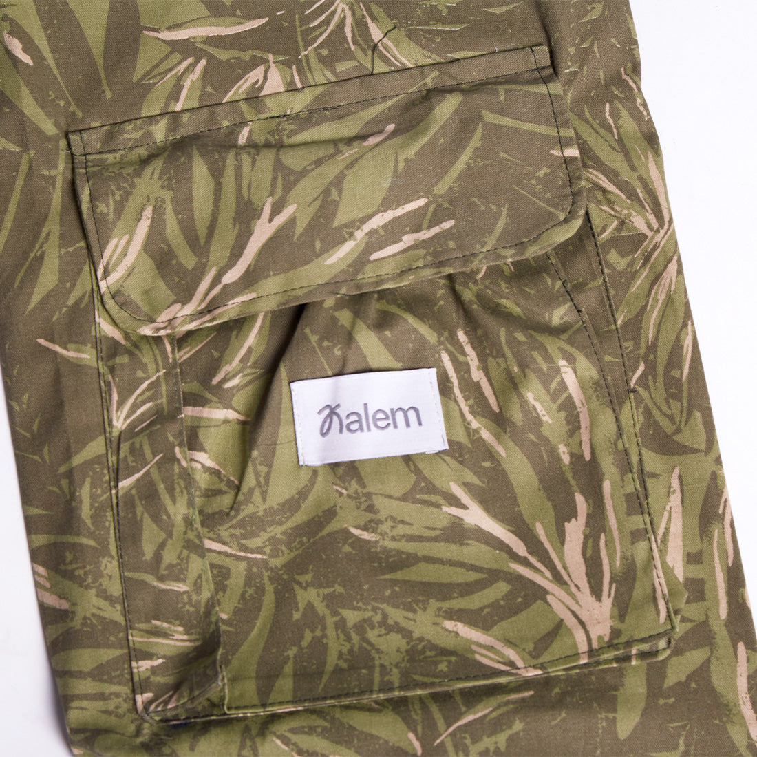 Bolso portamaterial de gabardina con correa ajustable y estampado verde, diseñado por Sukha Argentina.