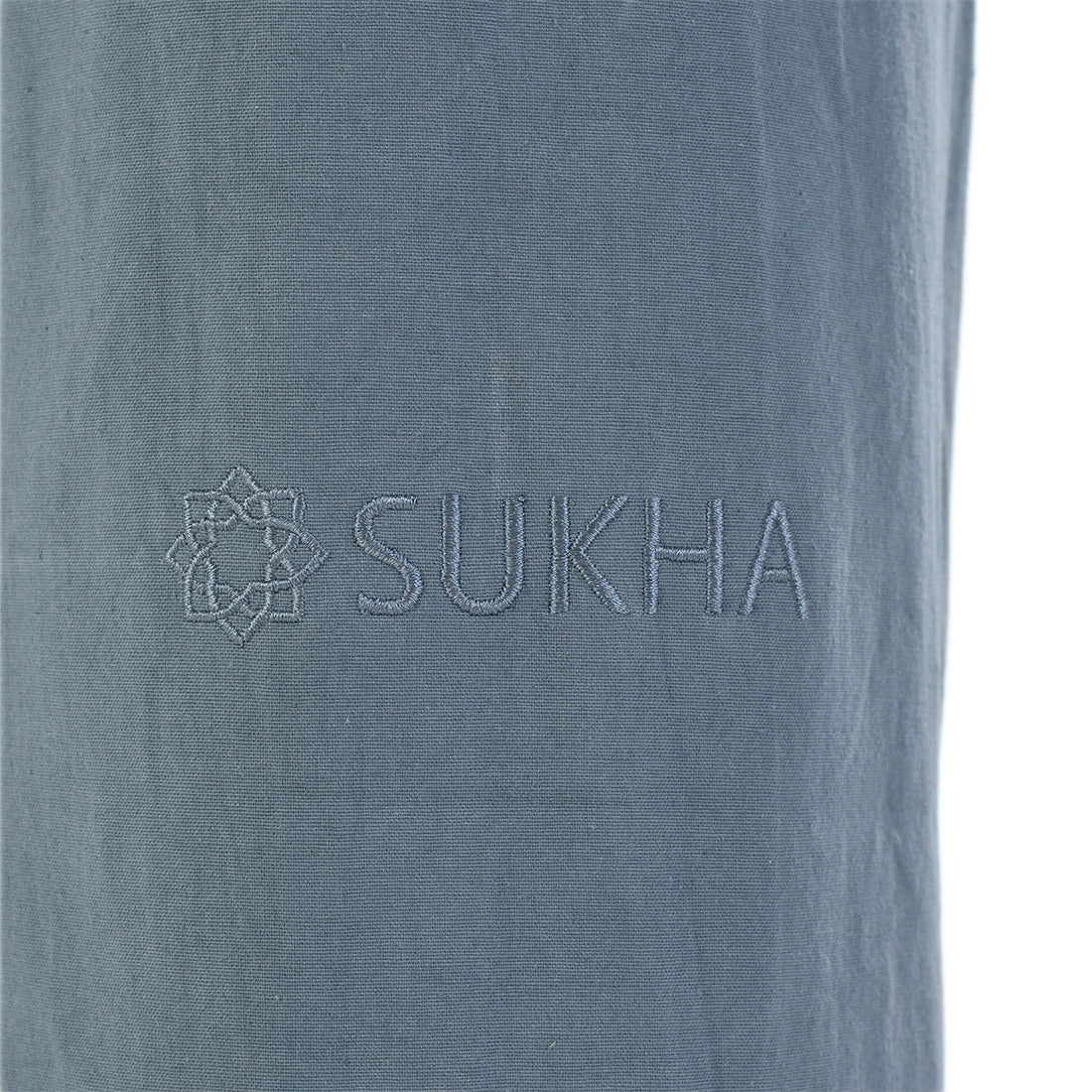 Bolso portamatt de Sukha Argentina con bordado en algodón azul, mostrando detalles y diseño artesanal en la imagen.
