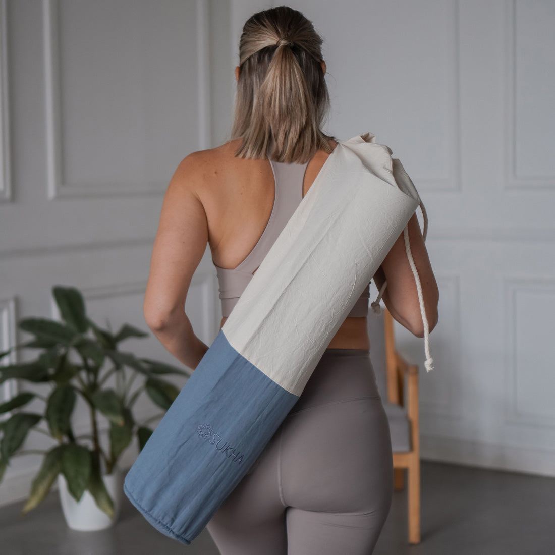 Bolso portamonedas Sukha Argentina Portamat Shanti de algodón azul con bordado, estilo compacto y práctico para llevar monedas y objetos pequeños.