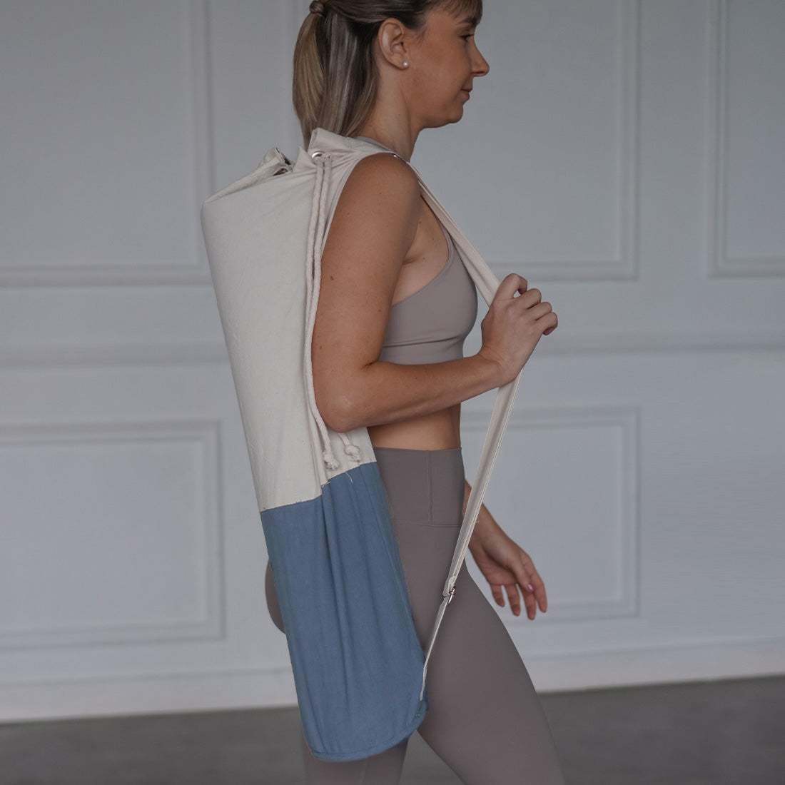 Bolso portamatt con algodón azul de Sukha Argentina, diseño práctico y resistente para llevar objetos personales.