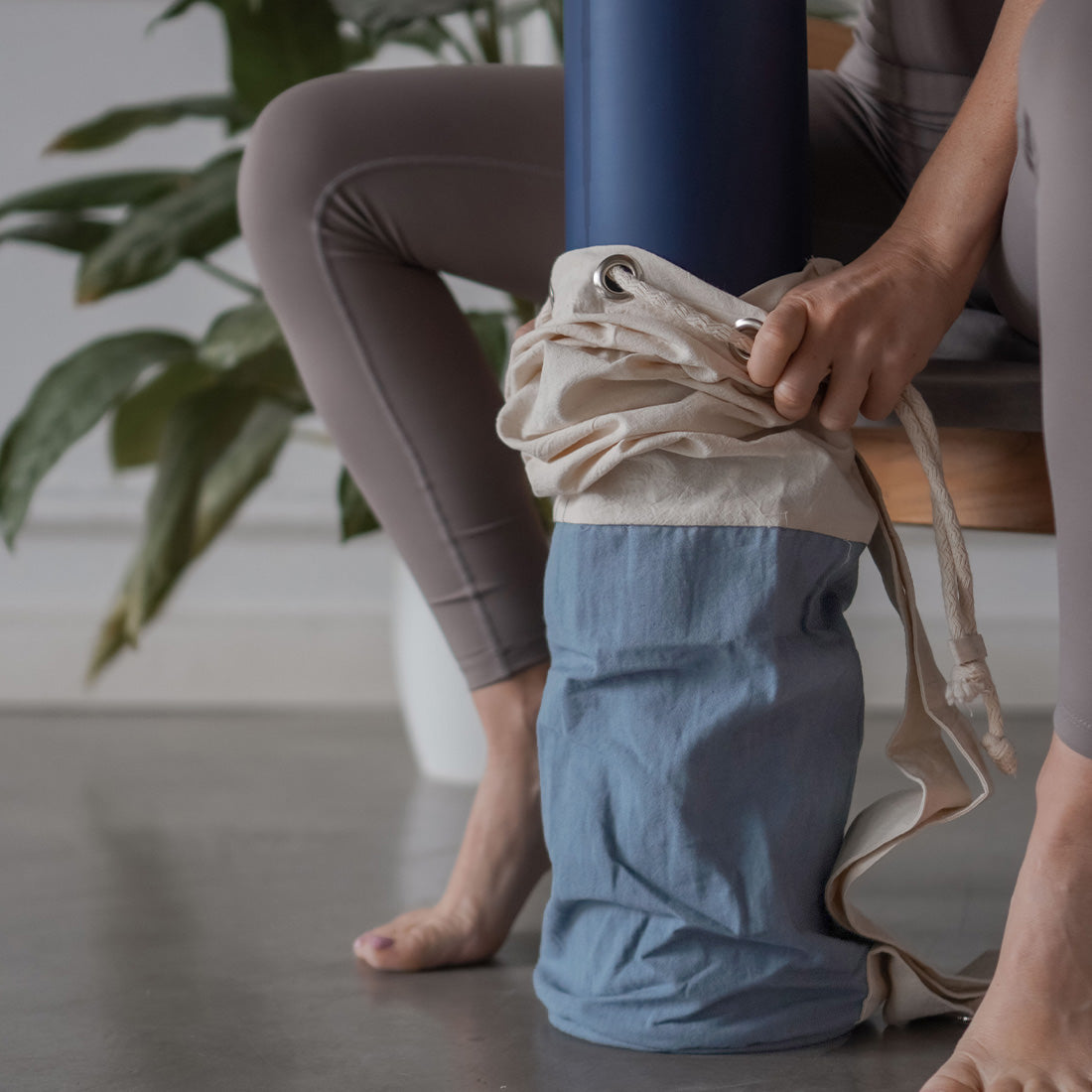 Bolso portamats Shanti de Sukha Argentina en algodón azul con detalles bordados, ideal para llevar tus objetos personales.