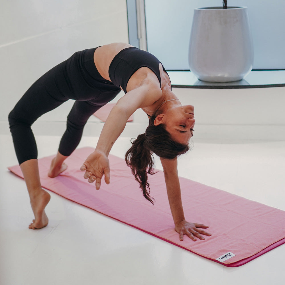 Toalla de yoga antideslizante Kalem de Sukha Argentina, en color azul, extendida sobre una esterilla de yoga.