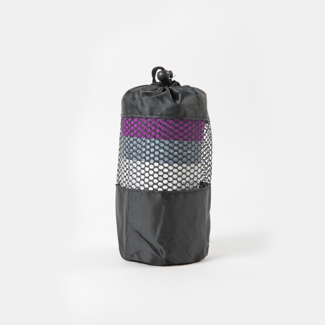 Toalla de yoga antideslizante color violeta de Sukha Argentina, ideal para prácticas de yoga y ejercicios sobre la esterilla.