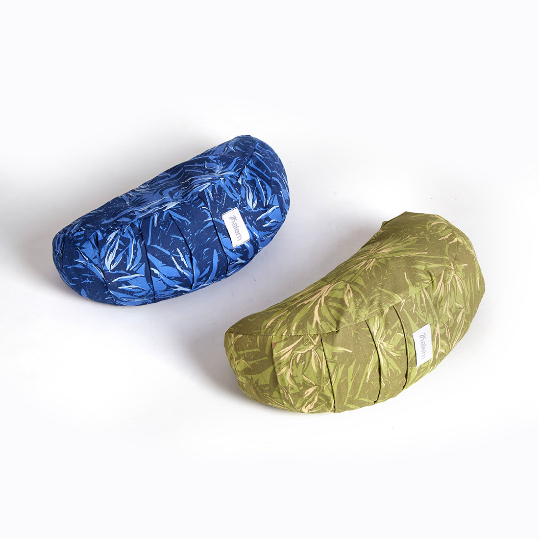 Zafu media luna estampado azul de Sukha Argentina con relleno de estopa, asiento cómodo y decorativo para yoga y relax.
