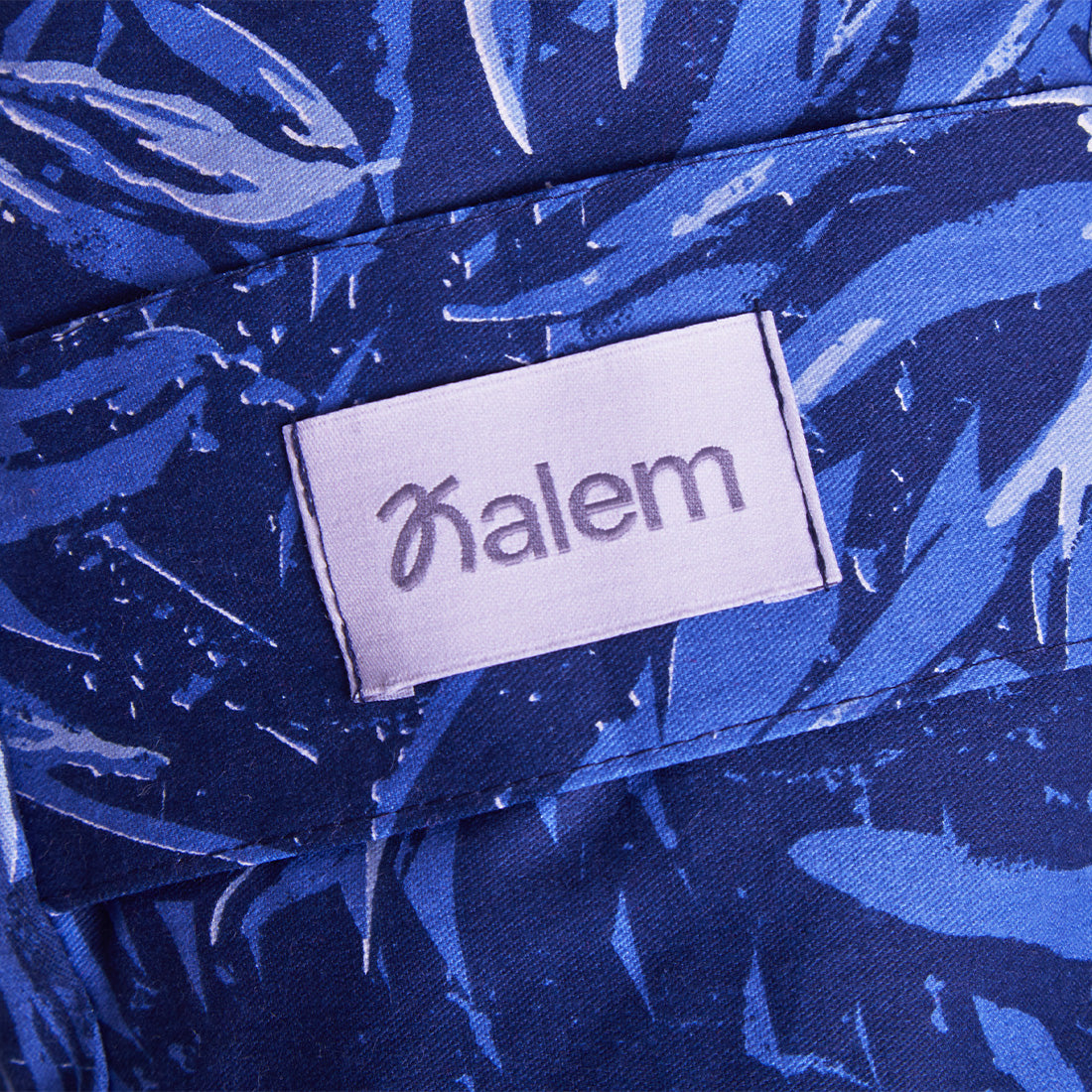 Zafu media luna estampado en azul con relleno de estopa, cojín de meditación Sukha Argentina en imagen.