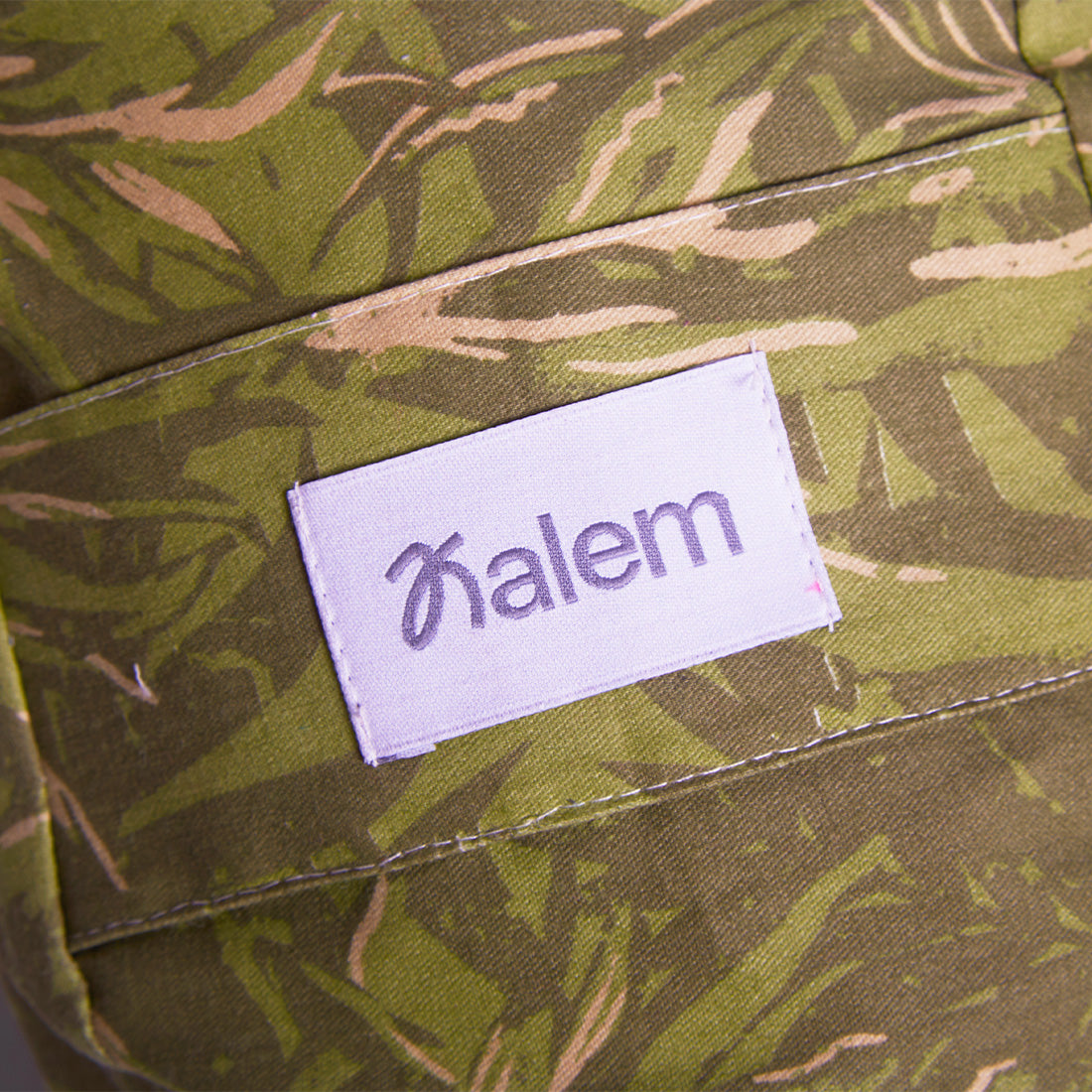 Almohadón Zafu Media Luna estampado en verde con relleno de estopa, diseño cómodo y decorativo de Sukha Argentina.