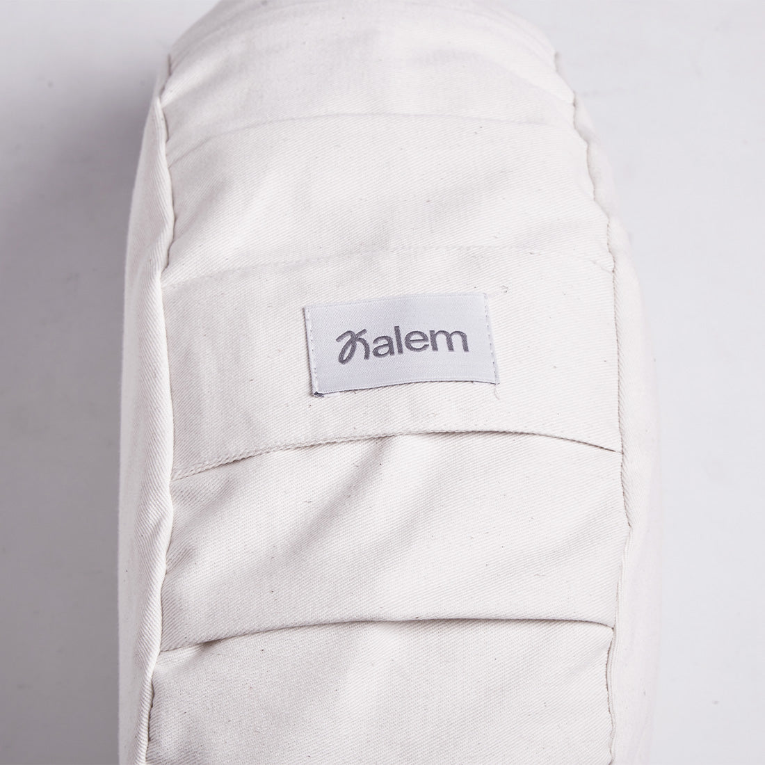 Zafu Media Luna Sukha Argentina con relleno de estopa en color natural, diseñado para comodidad y soporte en meditación.