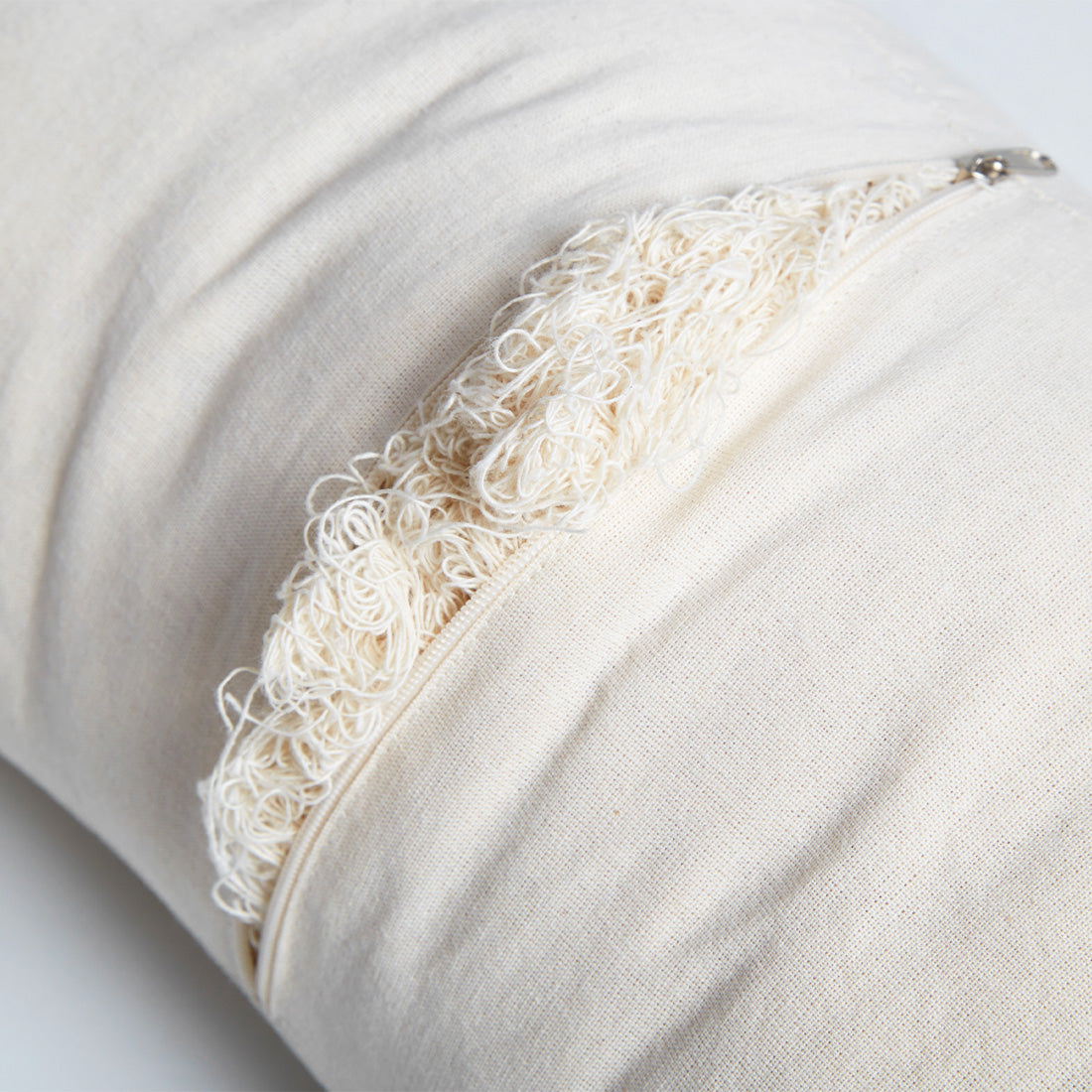 Futon Zafu Media Luna rosa de Sukha Argentina con relleno de estopa, ideal para meditación y relajación.