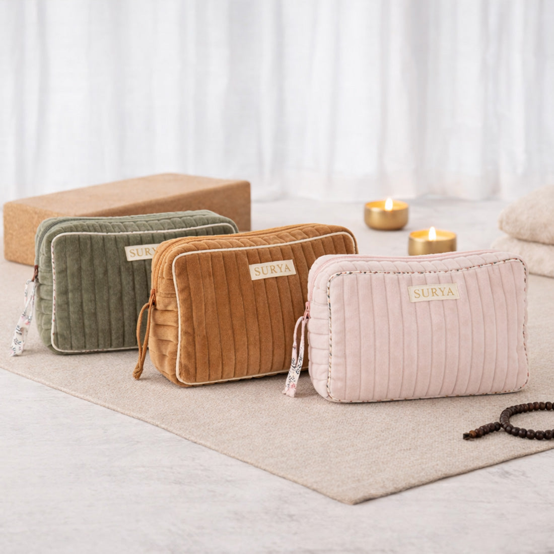 Neceser de terciopelo Sukha Surya en color sereno, con diseño elegante y compacto, ideal para organizar artículos personales.