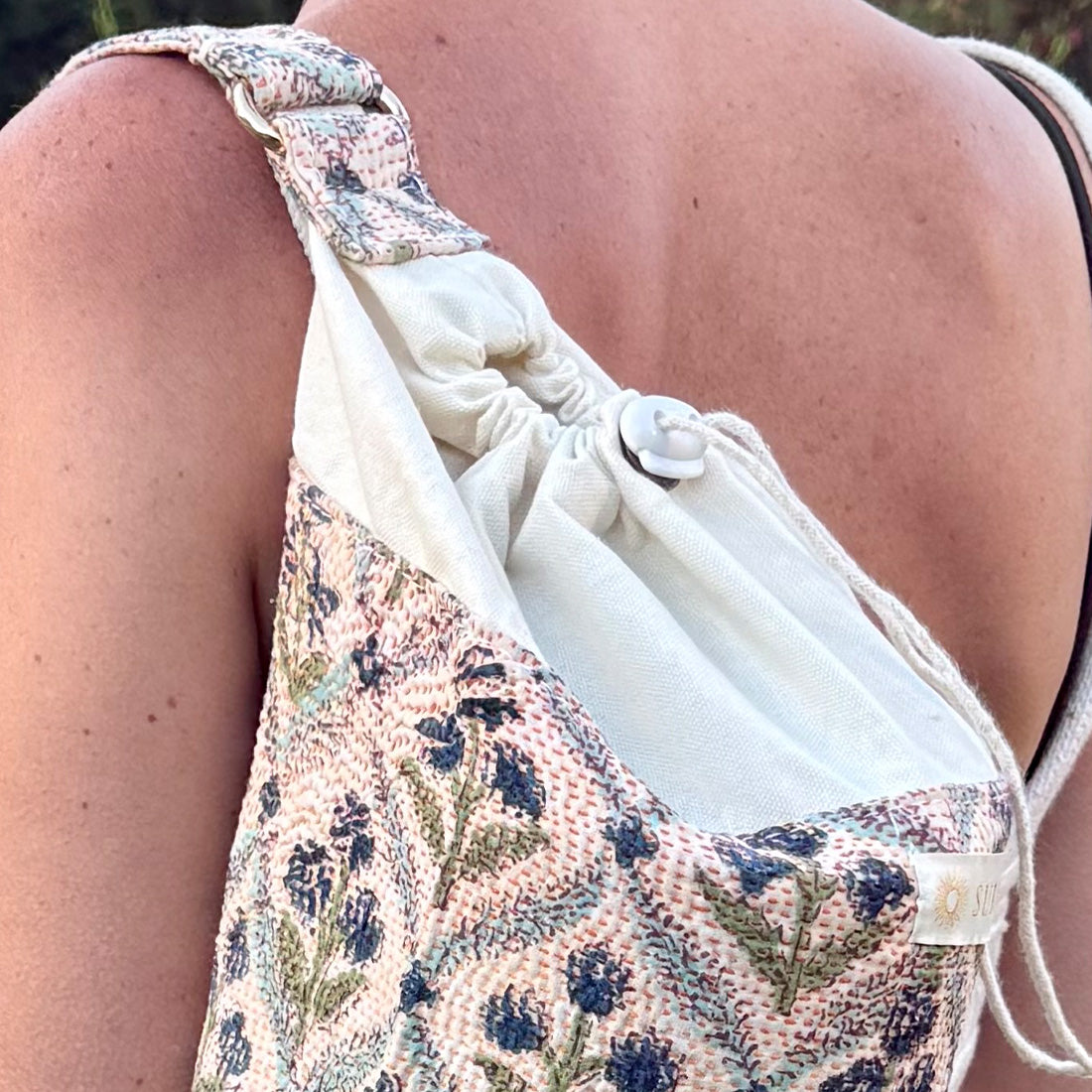 Porta mat de yoga Surya de Sukha Argentina, con diseño colorido y duradero, ideal para prácticas de yoga y meditación.