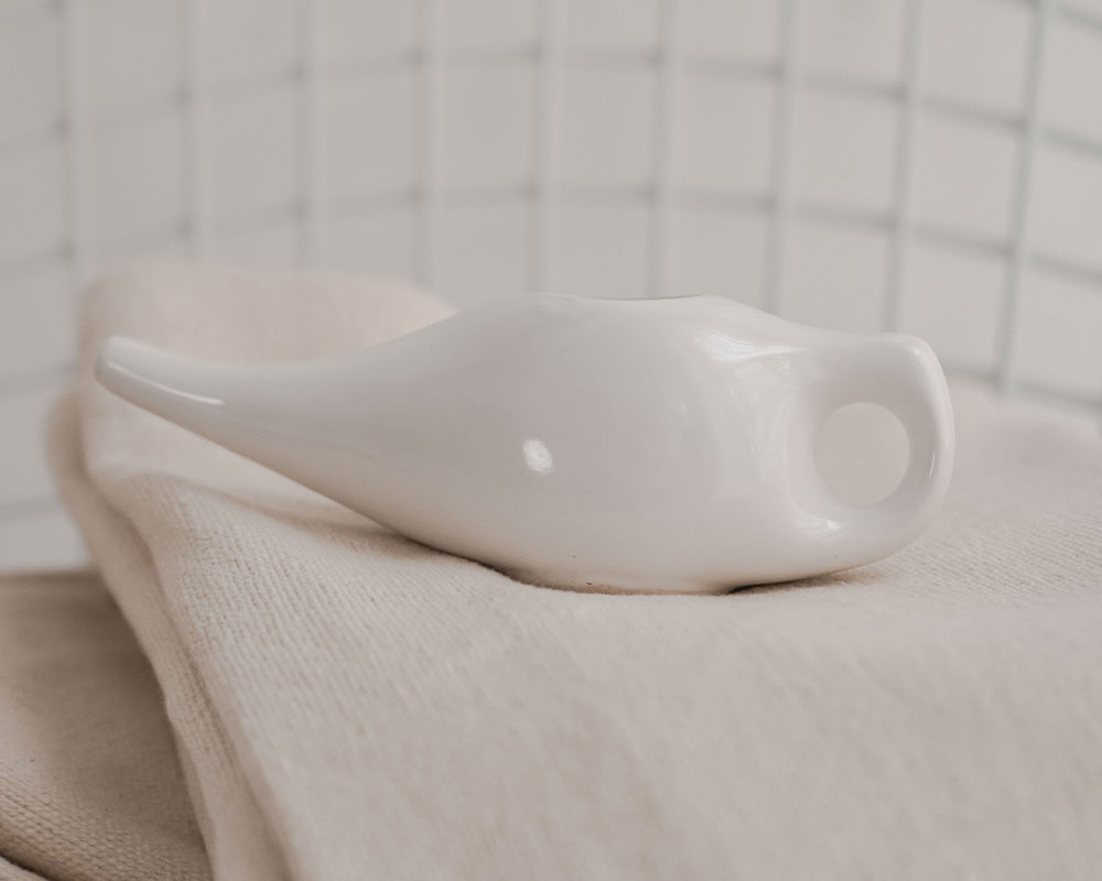 Jarro neti de cerámica Sukha Argentina para irrigación nasal, en color blanco con diseño funcional.