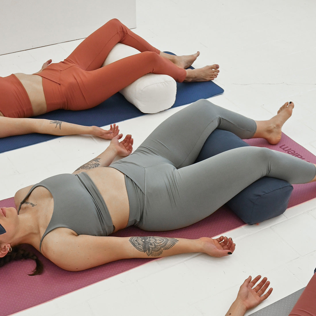 Funda rectangular para bolster Sukha Argentina con relleno de estopa, vista lateral en color liso, ideal para decoración y descanso.