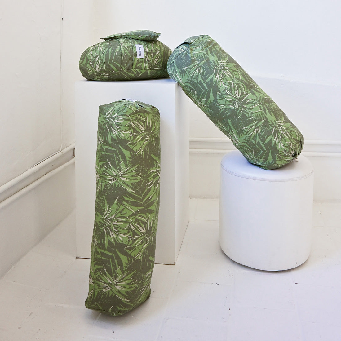 Funda de bolstéred de yoga redondo estampado con relleno de estopa de la marca Sukha Argentina, ideal para prácticas de yoga.