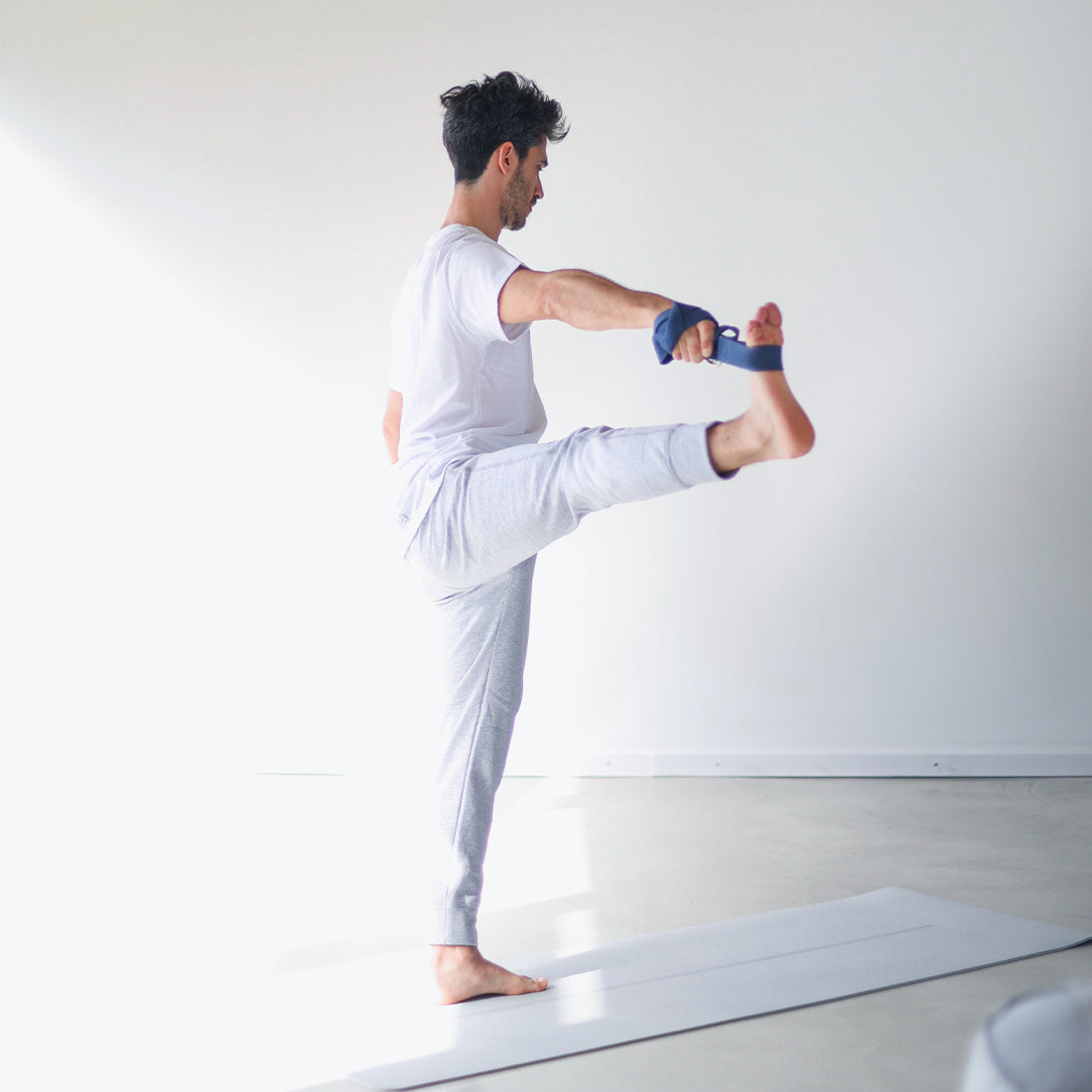 Cinto de yoga azul Sukha Argentina, utilizado en estiramientos y posturas para mayor flexibilidad y equilibrio.