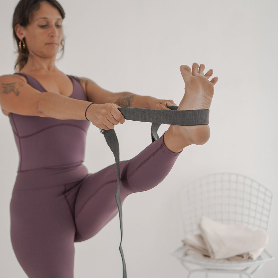 Cinto de yoga gris Sukha Argentina en uso, mostrando su diseño flexible y resistente para estiramientos y prácticas de yoga.