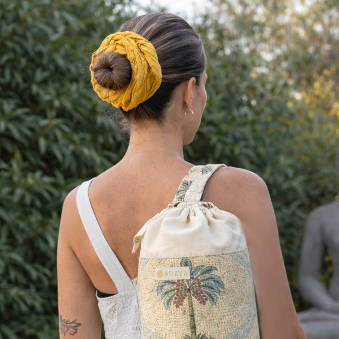 Porta mat surya de Sukha Argentina, con diseño colorido y resistente, para yoga y meditación.