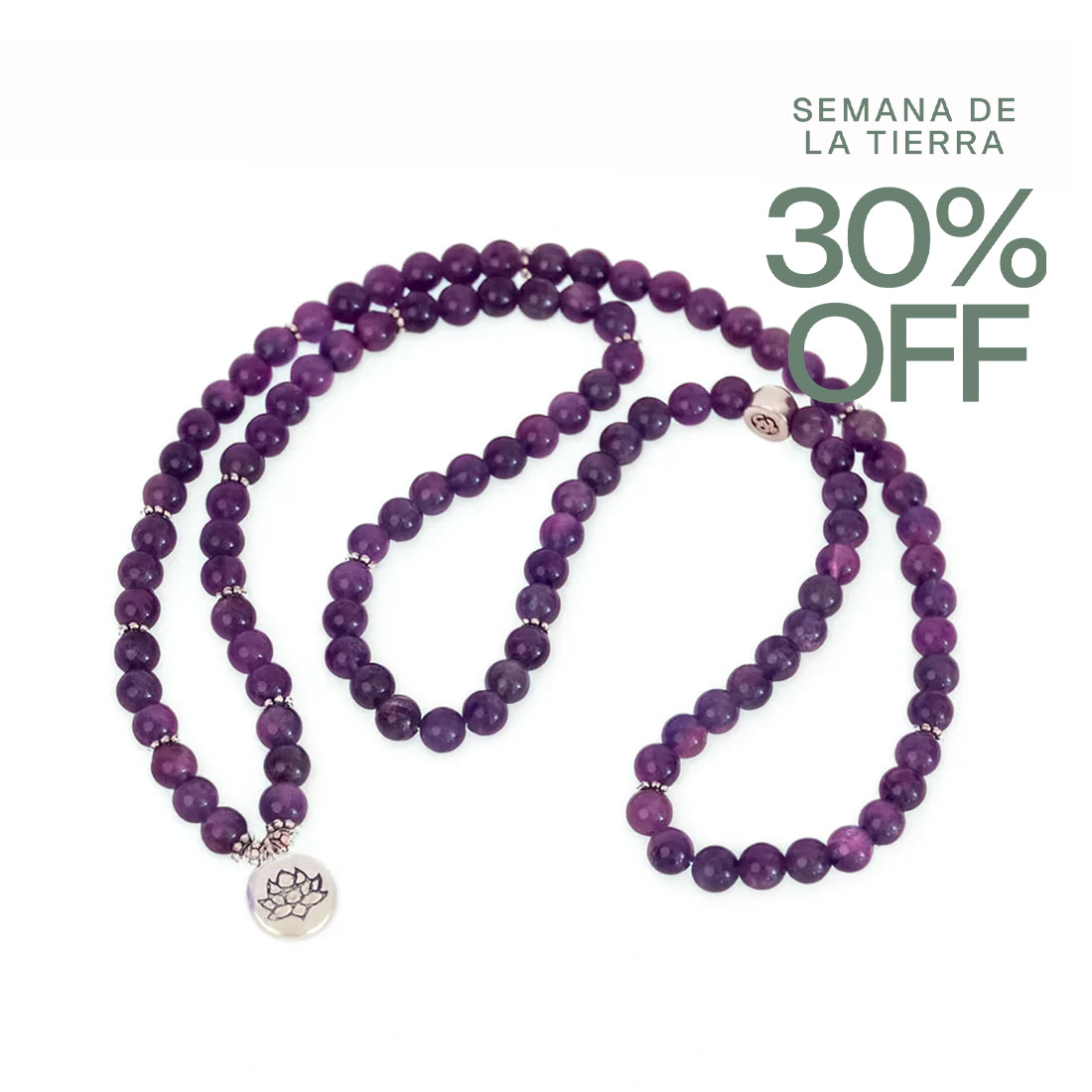 Japamala violeta de Sukha Argentina, cuenta de semillas y piedras, sobre fondo relacionado con la Semana de la Tierra