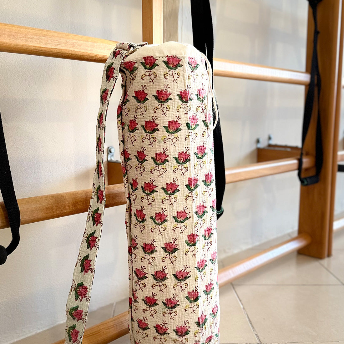 Porta mat de yoga Portamat Surya de Sukha Argentina, diseñado para transportar y almacenar tapetes de yoga cómodamente.