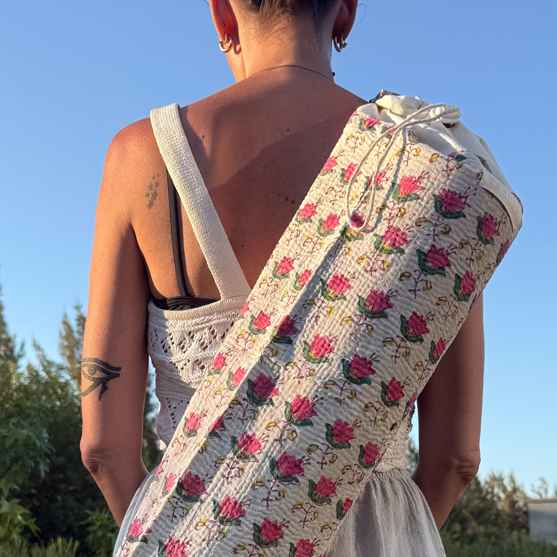 Porta mat Surya de Sukha Argentina, con diseño elegante y resistente para yoga, en color negro y gris claro.