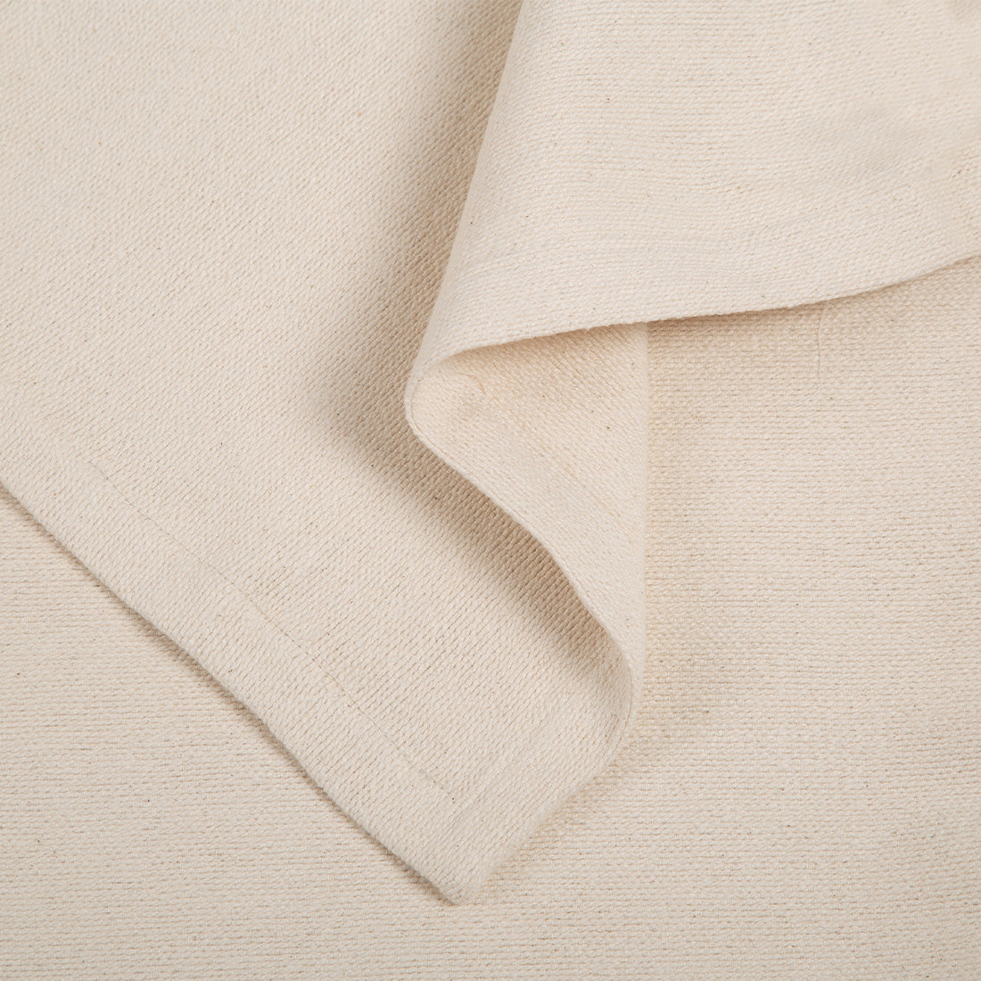 Manta Iyengar de algodón de Sukha Argentina, con textura suave y diseño clásico, ideal para prácticas de yoga y relajación.