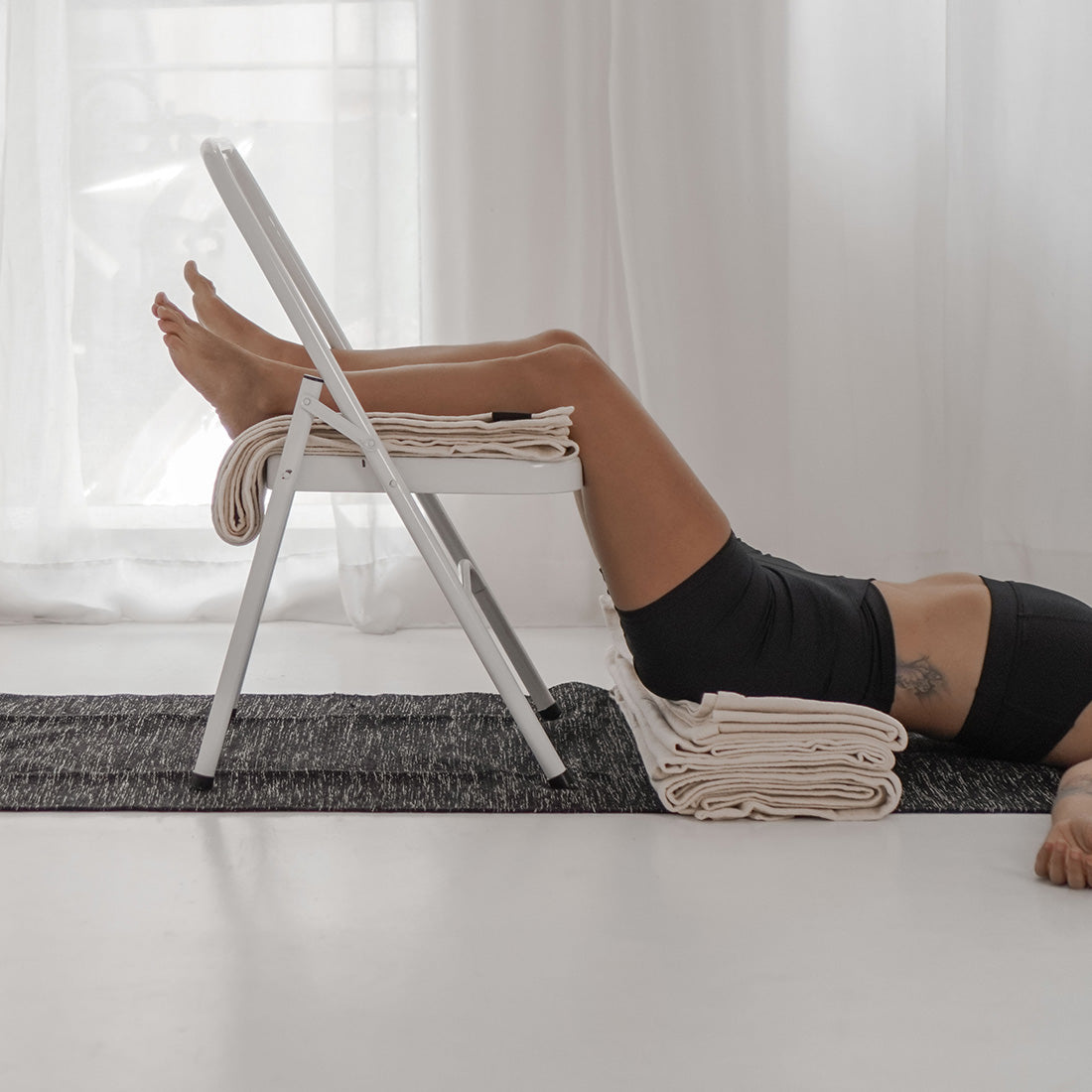 Manta Iyengar de algodón de la marca Sukha Argentina, con textura suave y diseño cómodo para yoga y relajación.