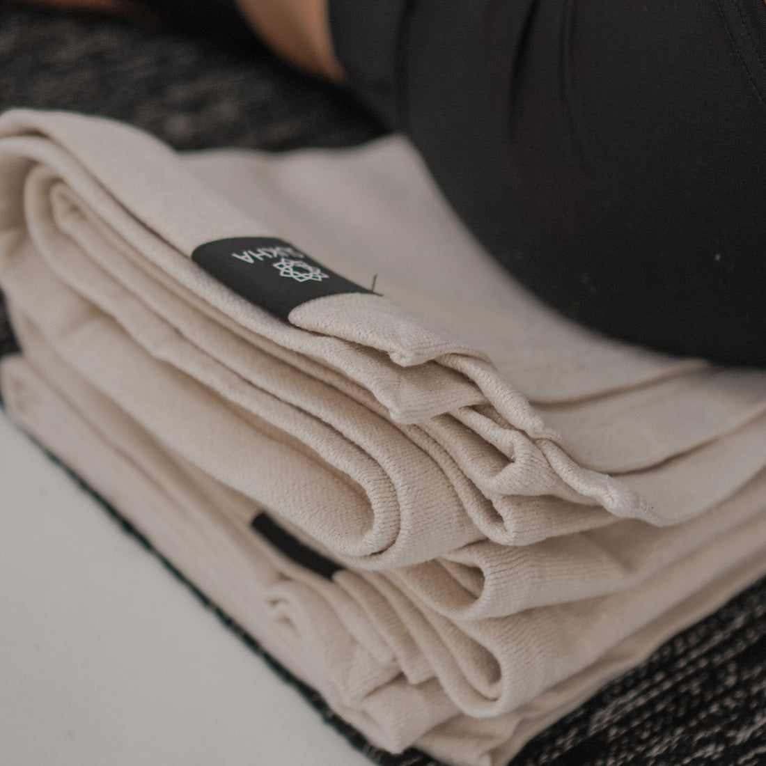 Manta Iyengar de algodón de Sukha Argentina, suave y cómoda, ideal para prácticas de yoga y relajación.
