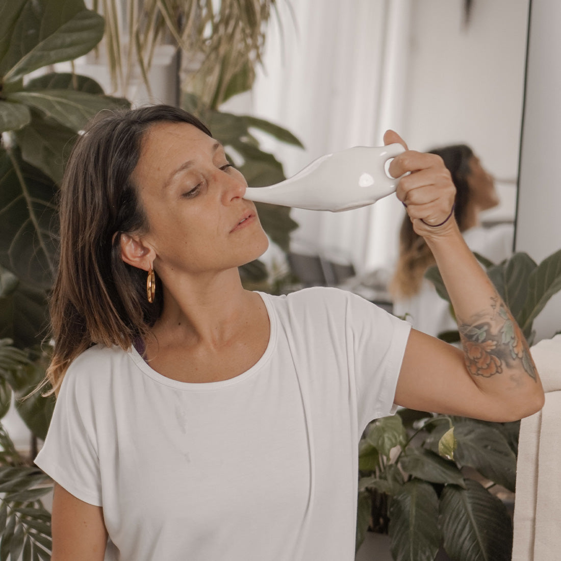 Jarro neti Sukha Argentina para irrigación nasal, con boquilla y diseño ergonómico en plástico blanco.