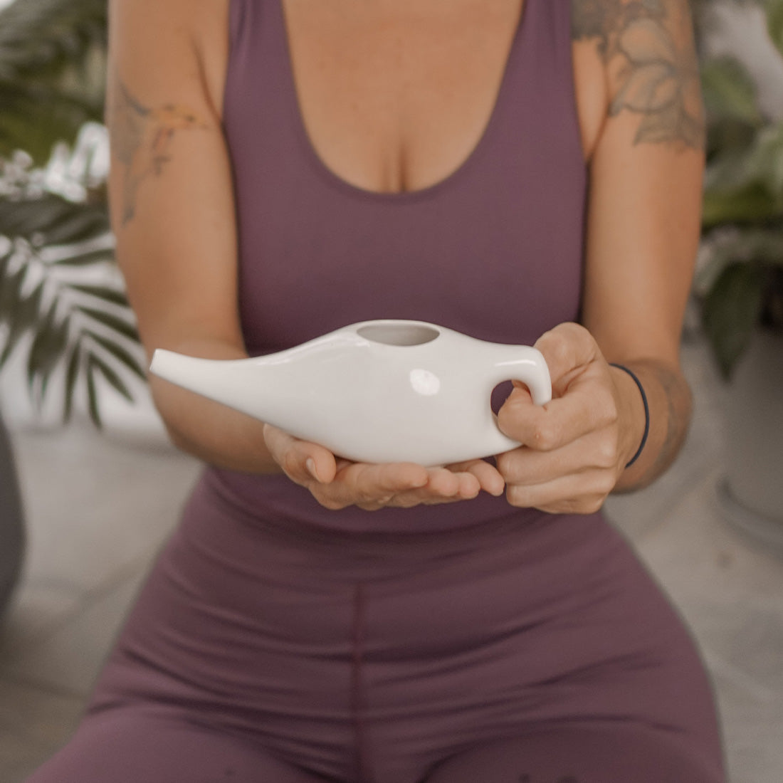 Jarro neti Sukha Argentina para irrigación nasal, de cerámica blanca con mango y boquilla para lavado nasal.