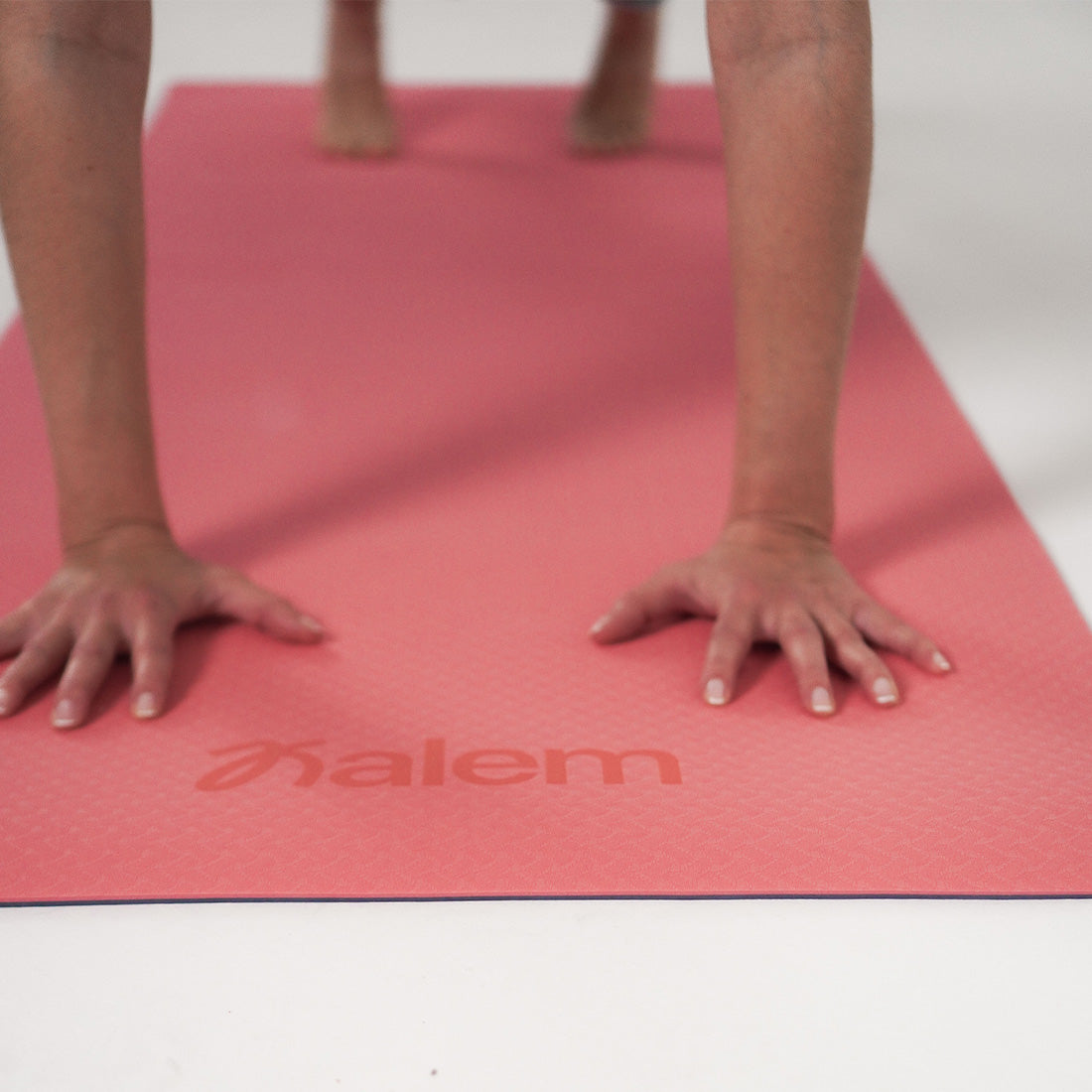 Esterilla de yoga ecológica TPE Sukha Argentina, color calabaza, con superficie antideslizante y acolchada para prácticas de yoga.