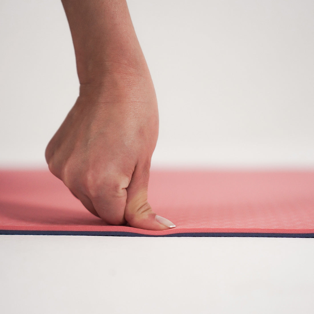 Esterilla de yoga ecológica TPE Sukha Argentina Kalem en color coral, superficie antideslizante para prácticas de yoga.