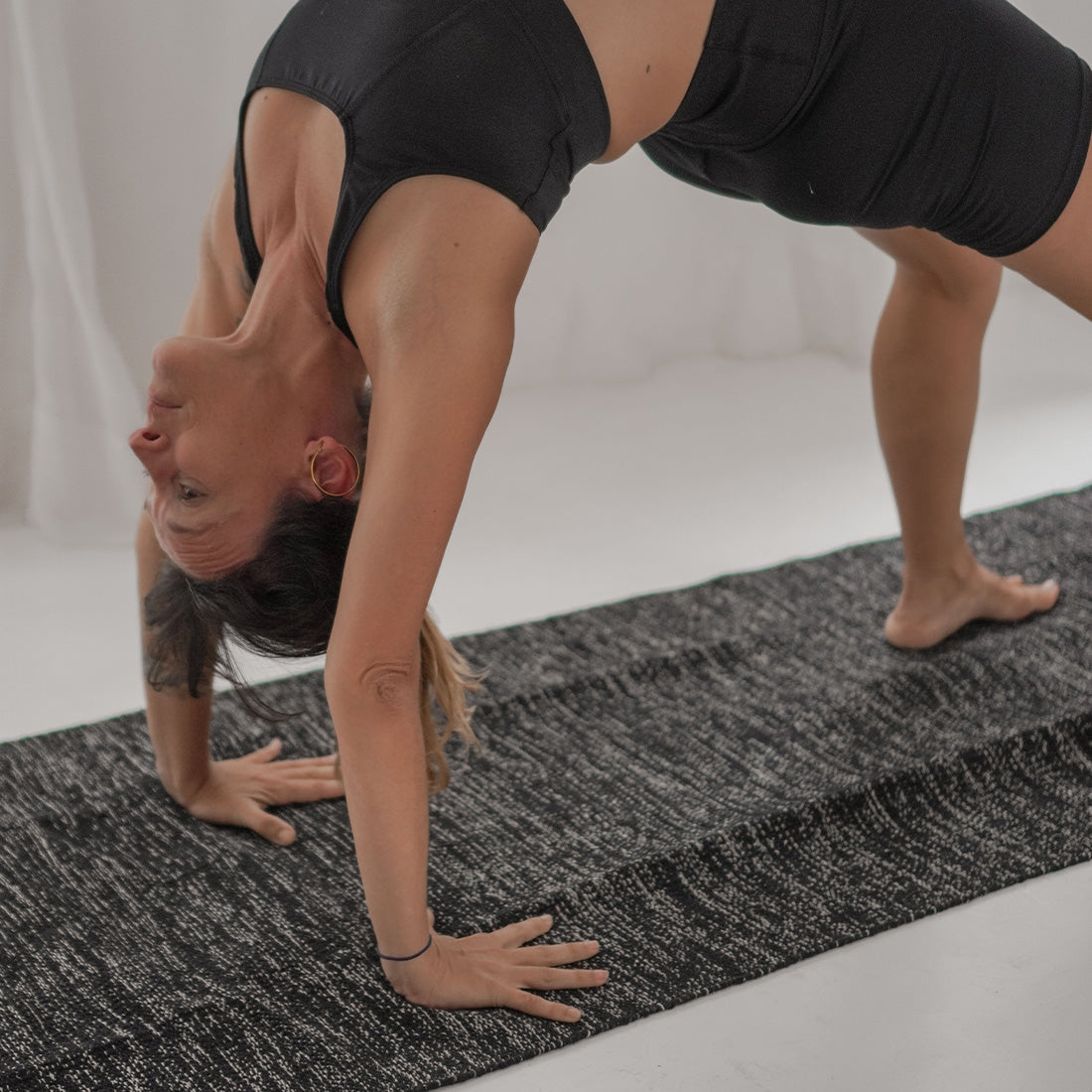 Colchoneta de yoga de algodón Sukha Argentina, vista en situación, con superficie antideslizante y acolchado para ejercicios de yoga.